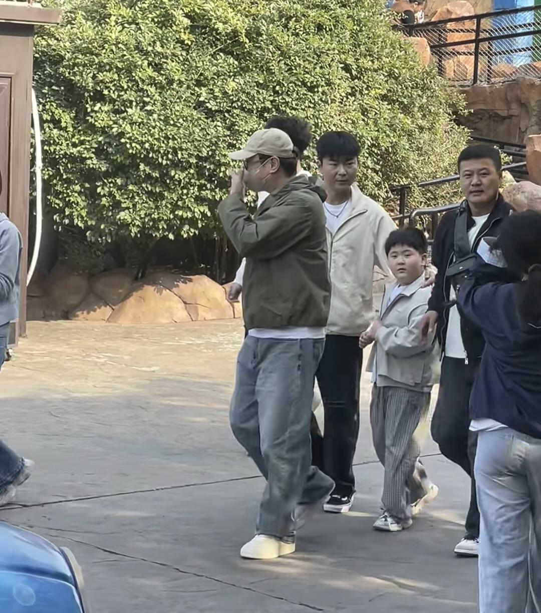 47岁沈腾和8岁儿子现身北京欢乐谷游玩，父子俩穿衣打扮低调，一起坐过山车，玩得非
