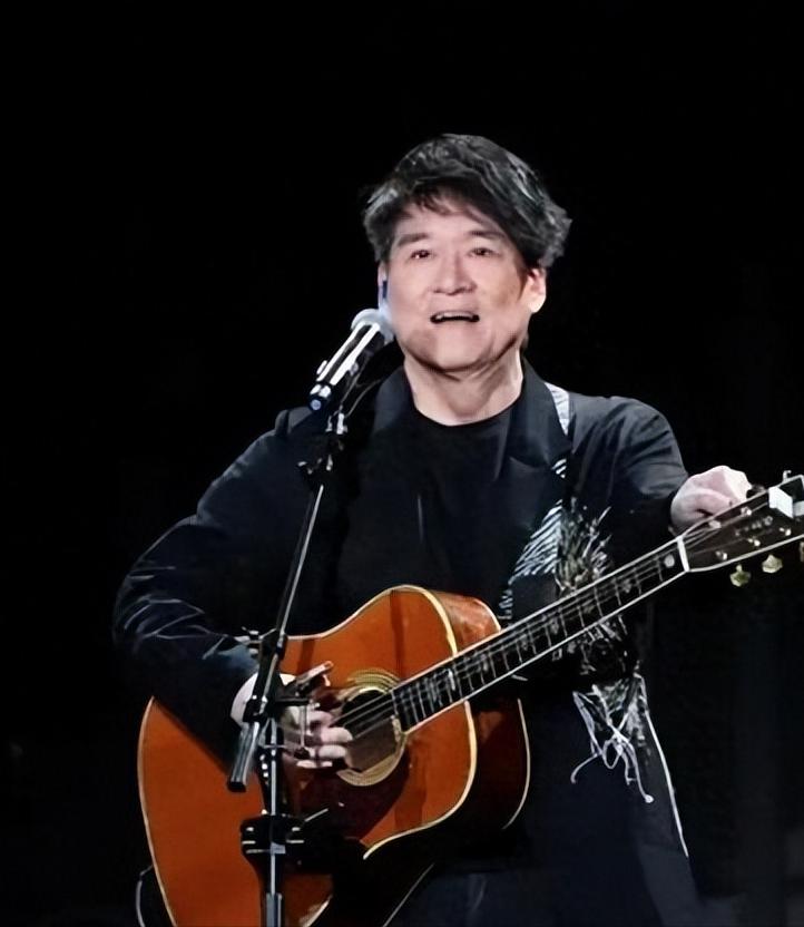 周华健这下出名了，汕头演唱会当场卡壳，唱到一半突然忘词，手里攥着话筒，硬生生空了