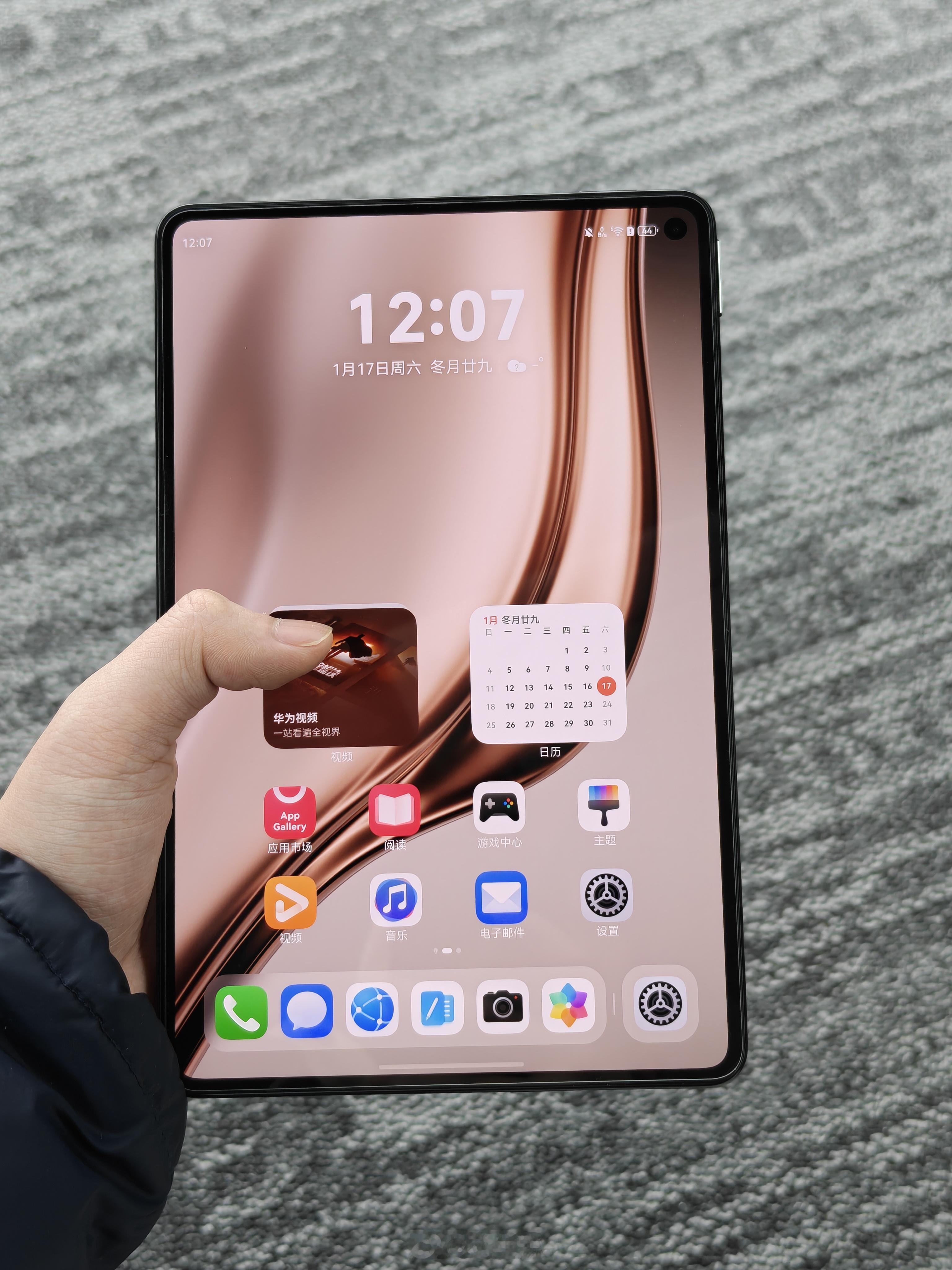 去年数码圈悄悄刮起了一阵「小屏旋风」，不仅是旗舰手机市场涌现出多款小屏机型，连平