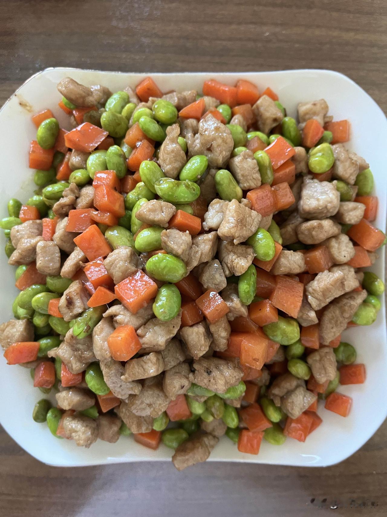 好友们晚上好！新月吉祥，晚餐愉快！今天的晚餐：青豆胡萝卜炒肉丁西红柿炒鸡蛋