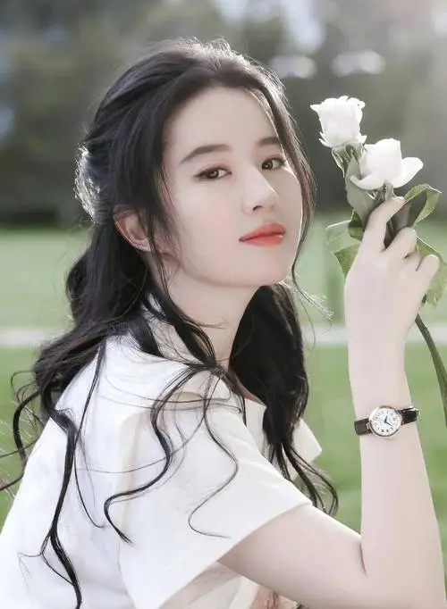 一次，记者问刘亦菲：“你想过嫁入豪门当媳妇吗？”刘亦菲淡然地说：“我赚的钱够花，