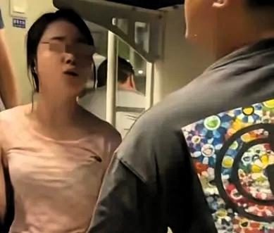 赵师傅买了下铺票，上车发现被一中年女子占了。他客气请她让开，对方头都不抬：“我上