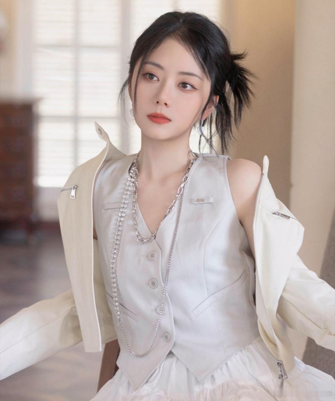 谭松韵的收入，和她创造的收视率一样，一直被大家严重低估！今年36岁的她，二十年演