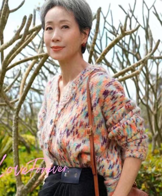 奉劝你一句，别被叶童骗了，叶童表面看起来风风光光，实际上背后却藏着让人难以想