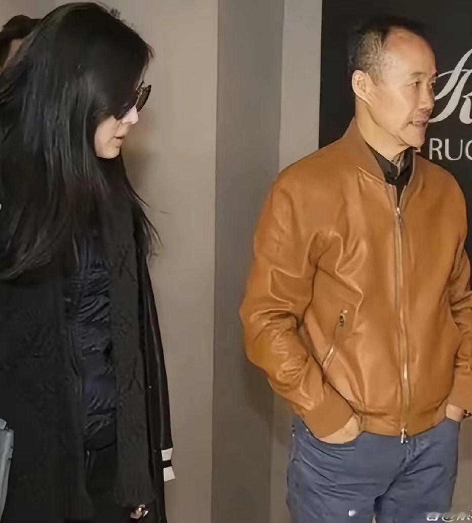 早年，王石与小田的留影，王石身穿橙色皮夹克、小田墨镜遮面两人非常时尚。