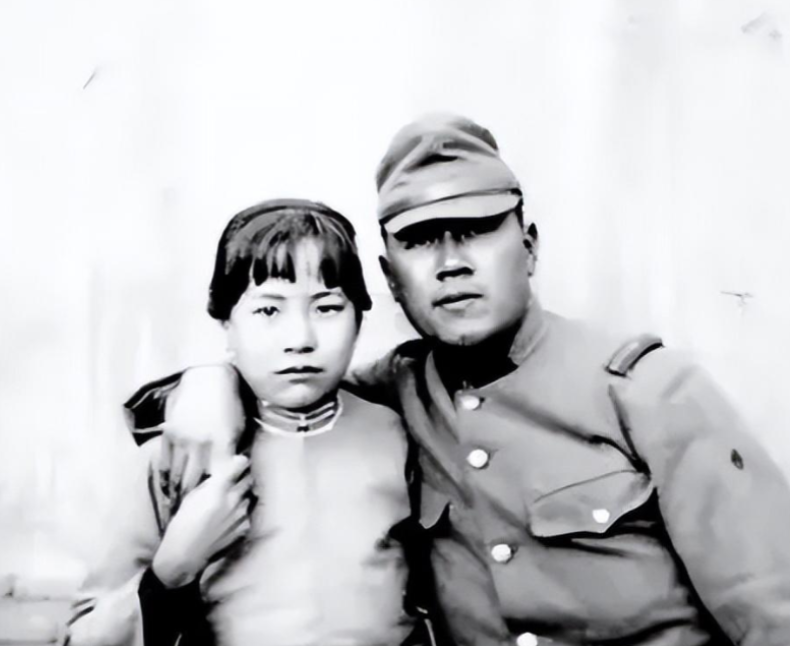 1937年，日军轮流侮辱了郑明德的嫂子，还逼迫他举着蜡烛照明，睁大眼睛看着他们的