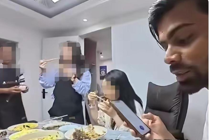 请印度人到家里吃饭的这队母女完全不符合常理想想吧，脱离了正常人的思维方式，但