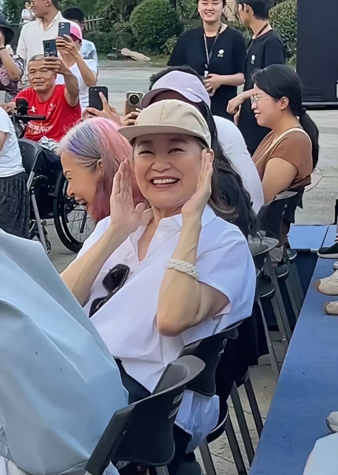 林青霞这才是真正优雅的老去林青霞无论是在琼瑶时代还是徐克时代，都是清冷的类型，仿