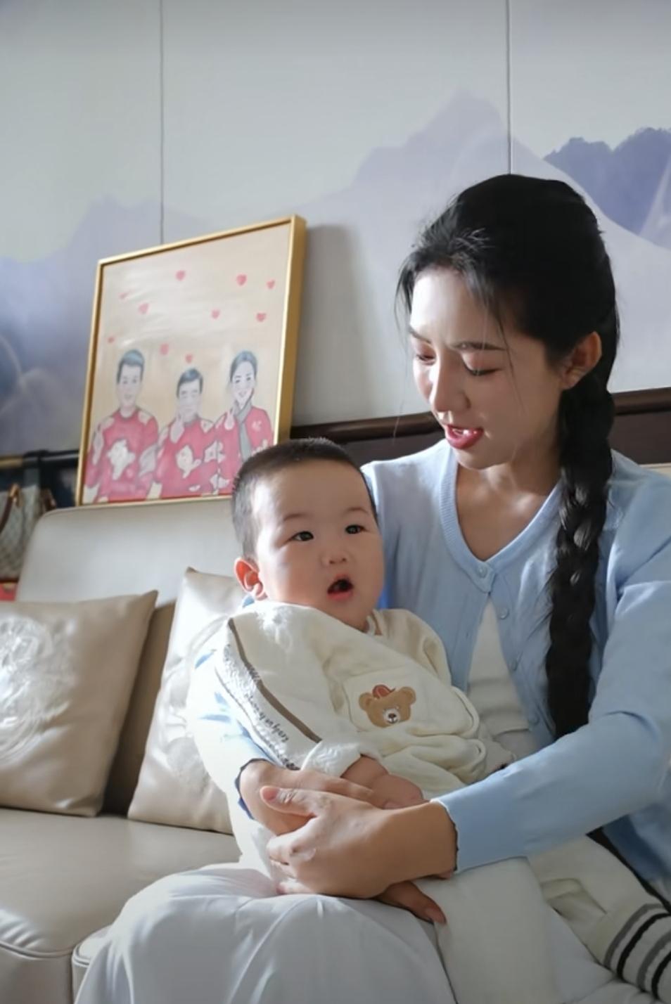 [呲牙笑]麦小登的二胎宝宝笑得好可爱，小家伙虎头虎脑的可有福气啦！一旁的麦小登给二