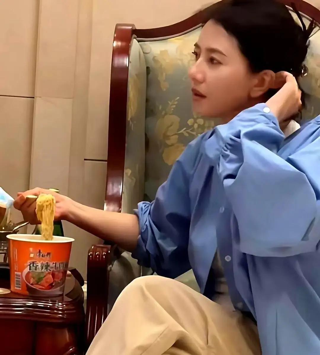 人设已经死了。现在活下来的，叫“人味儿”。你看高圆圆蹲路边吃泡面，周迅素颜