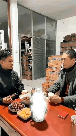 酒桌上正热闹着，推杯换盏的劲头刚上来，旁边屋子的门突然被一把拽开。一段网传视频
