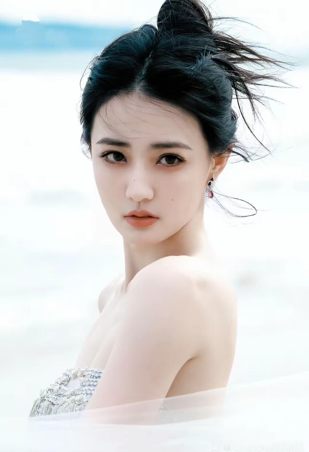 徐璐锁骨上搁了颗珍珠，照片一出，全网都屏住呼吸了。不是靠滤镜，不是靠修图，是那