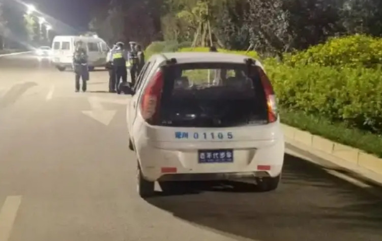 云南昆明，一位七旬老人喝醉酒驾驶一辆老头乐，行驶在道路上逆行，而且占道。对向司机