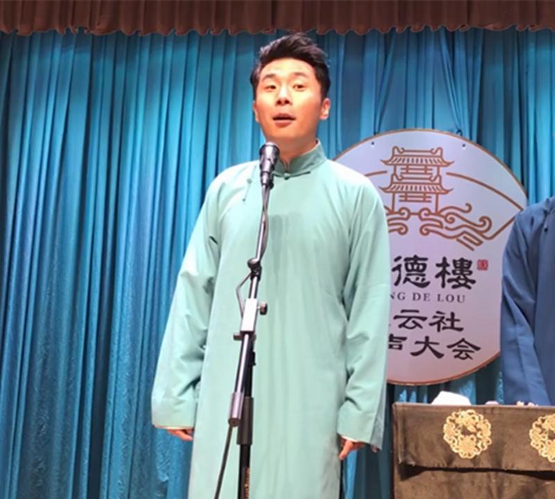 “别瞎砸，砸出事儿来了，还不长教训”。张九南在舞台上指责报幕员琪琪拿扇子扔自己，