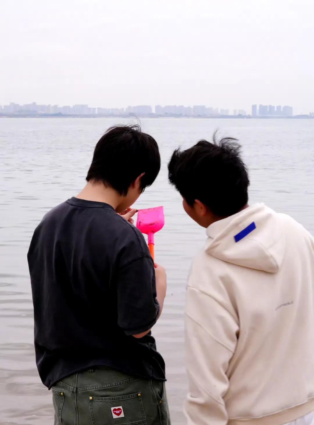 胡可说一转眼孩子们就长大了，珍惜还可以和他们牵手的日子4月11日凌晨，胡可在社