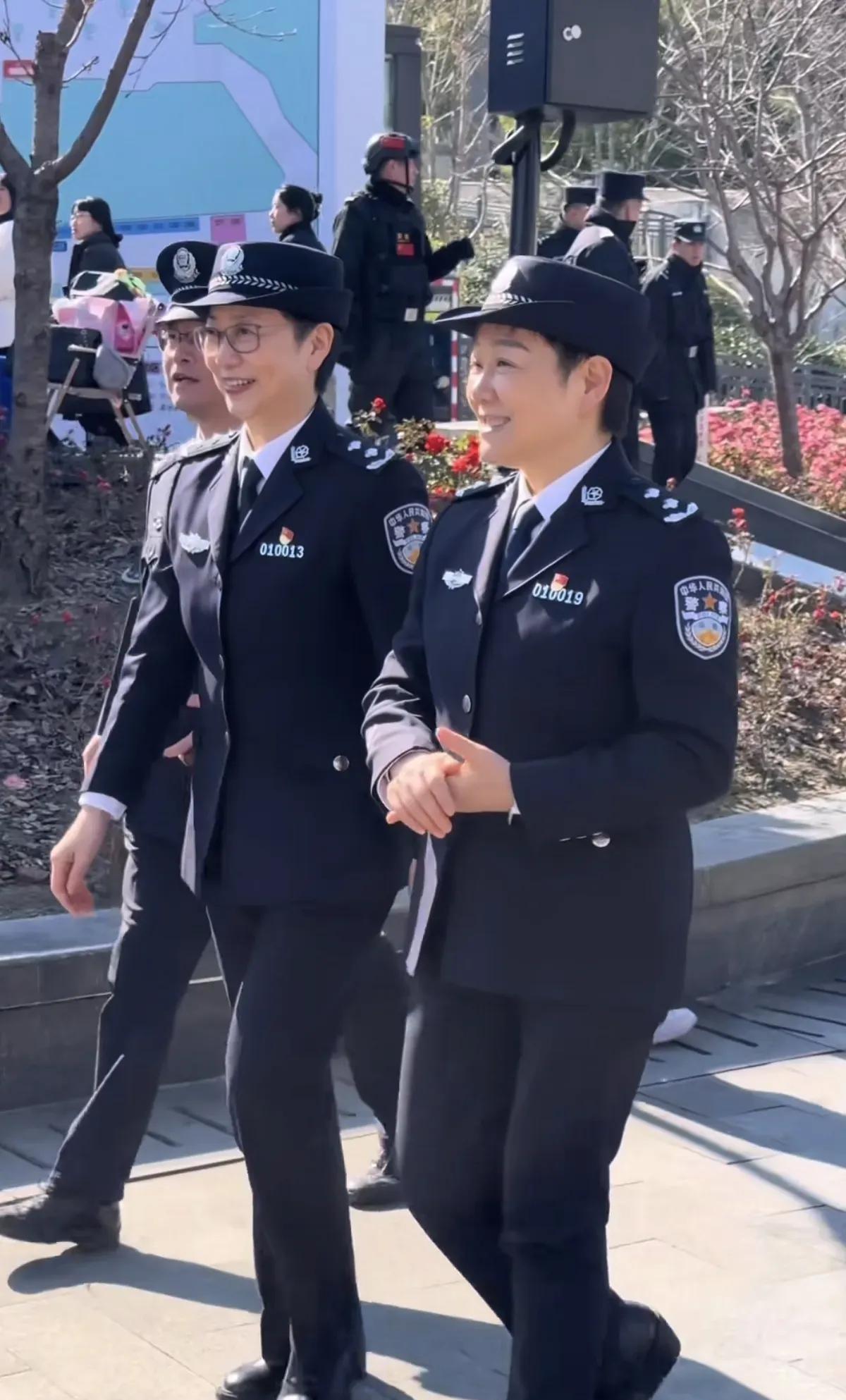 地级市公安局可以配置二级警务专员。二级警务专员属于执法勤务类职级序列，对应厅局级