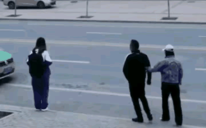 “滚下去！”出租车司机一声怒吼，把抢座男女轰下车，全网点赞！路边，一个背着书