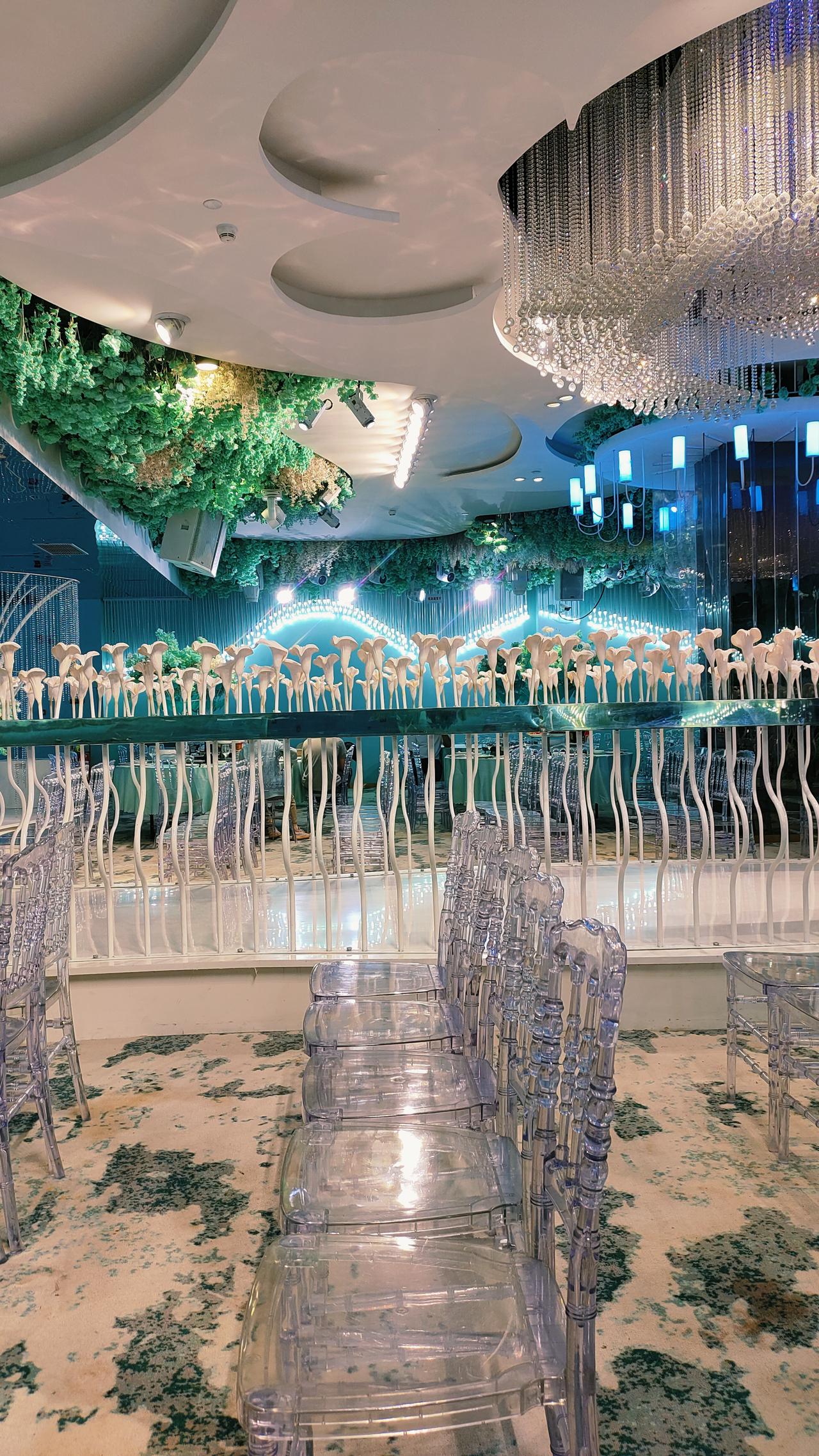 小姨女儿结婚流程：两人认识半年后，男孩带着烟酒茶等礼品上门。小姨看到女儿喜欢