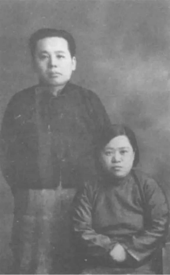 1913年，张恨水被迫结婚。他嫌弃妻子貌丑，却经常和妻子同房。不久后，妻子怀孕生