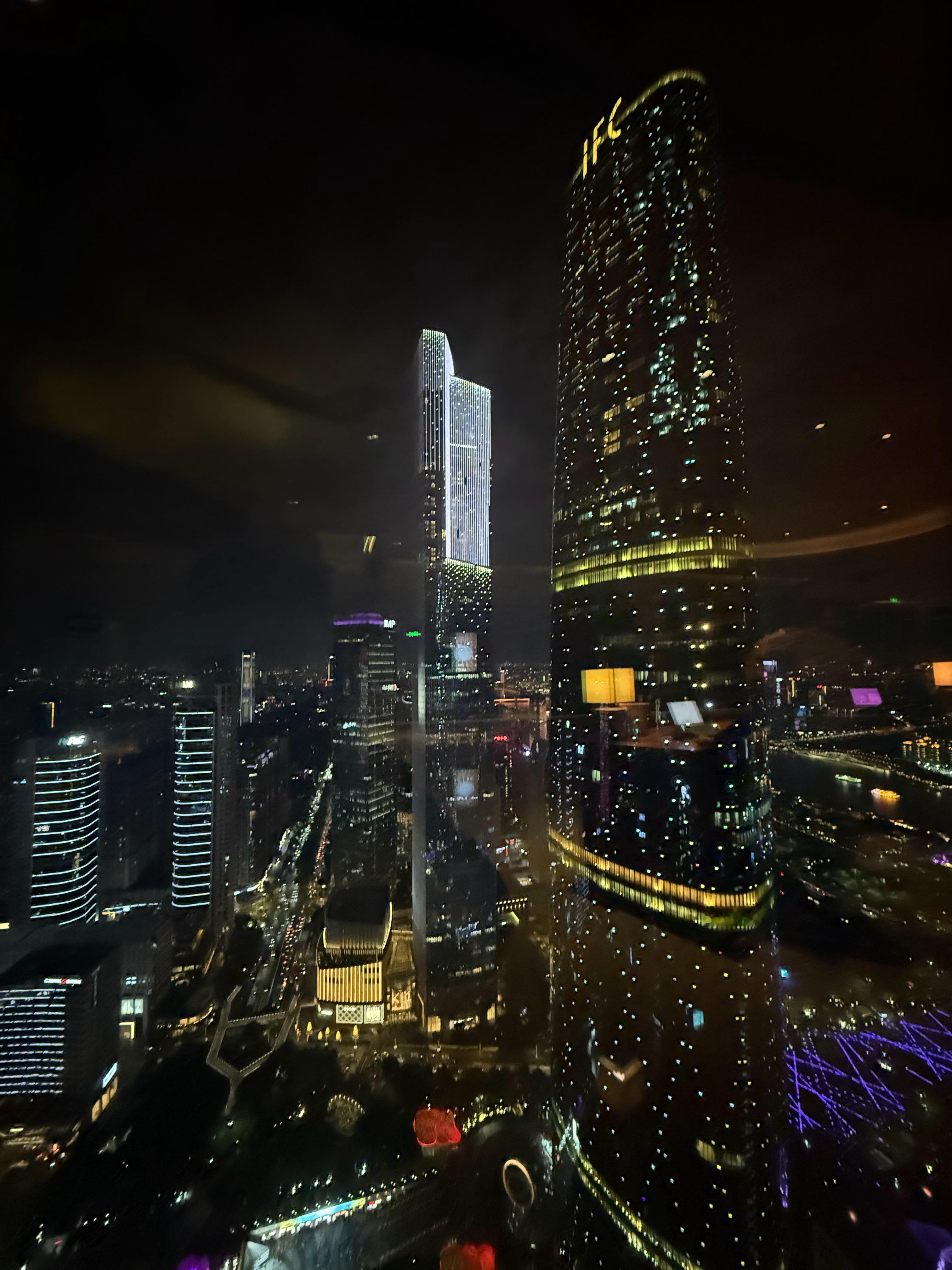 跟在北美的朋友聊天，她觉得FSDV14最大的变化，并不是麦当劳得来速“停车