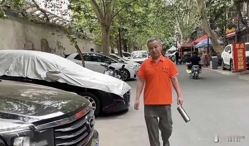 不知道大家有没有留意过这样一个现象？大多数男人步入六十多上下，几乎都会不约而同地