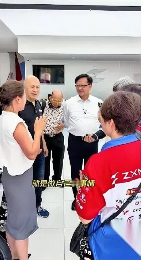 香港车友来渝先逛张雪机车厂后续安排我真的看傻了逛完工厂直接转道去了张