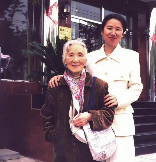 中科院教授杨佳，1992年双眼骤然失明，因失明被丈夫和小孩冷酷抛弃，丈夫带着女儿