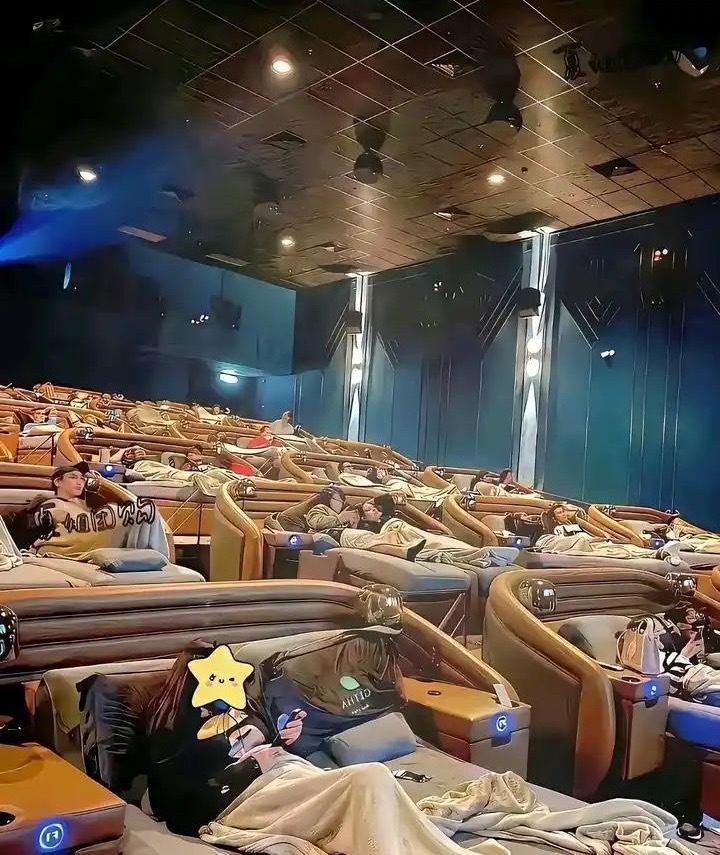 很好奇这电影院的床是一场洗一次吗？