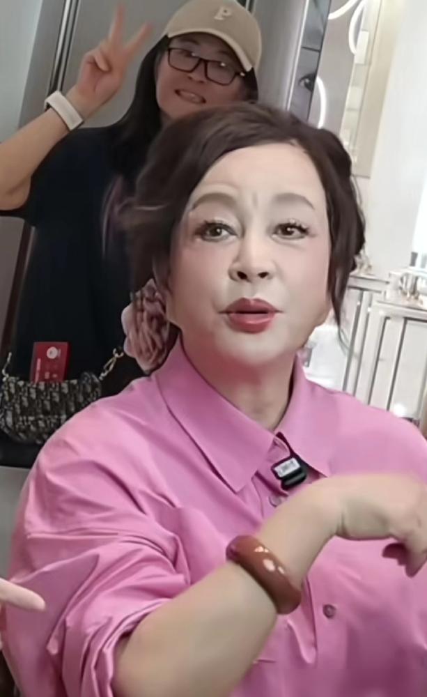 75岁刘晓庆演少女拍18遍吻戏你刷到她的新短剧，75岁的她扎双丫髻演14岁绣