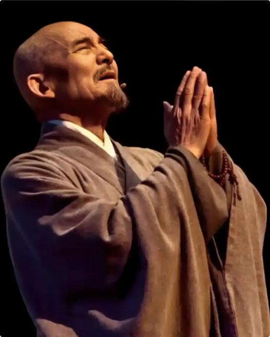 弘一法师说："不要害怕失去，你所失去的，本来就不属于你。也不要害怕伤害，能伤害你