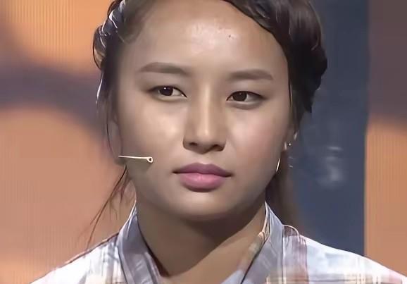 西藏女孩出生六个月，父母离异，把她丢给姑姑。2007年，姑姑实在养不起，把十岁的