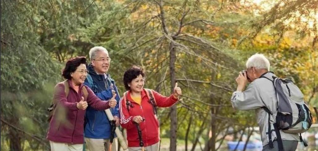 据了解，澳大利亚有一批华人，原本都是国内体制内的退休人员，五十岁时来到澳大利亚，