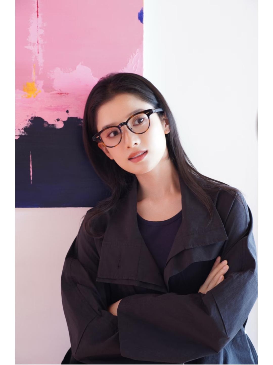 张婧仪，戴上眼镜的你好文艺。