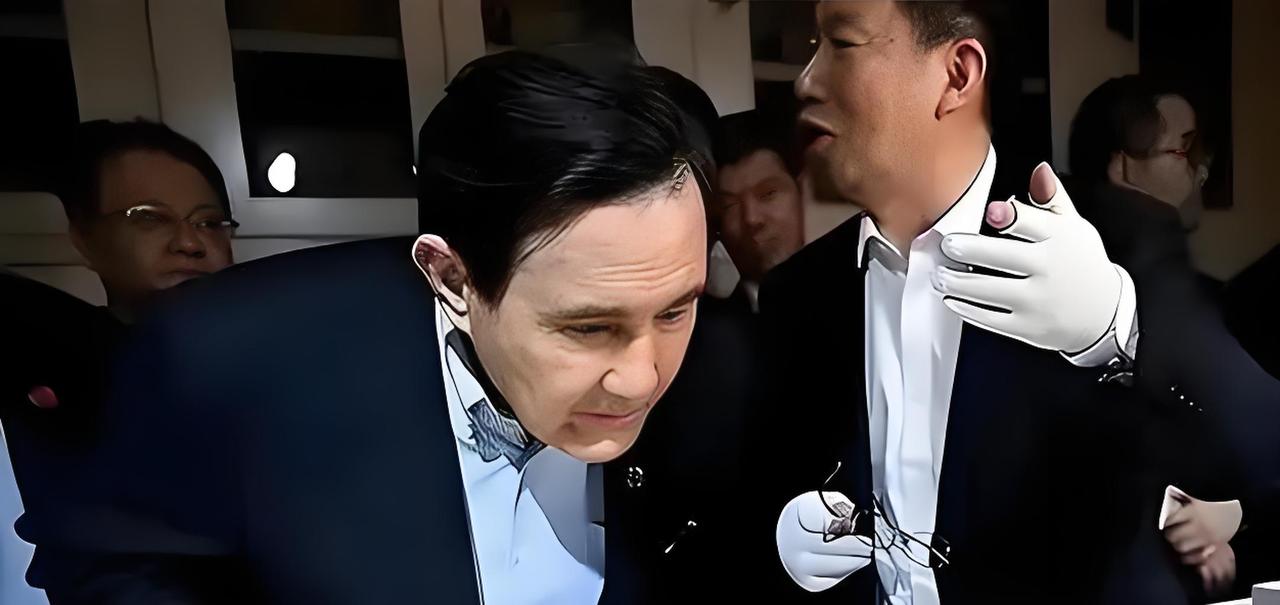 马英九真面目露出来了。近日，解放军五十架飞机在台湾省周边巡航，马英九火冒三丈