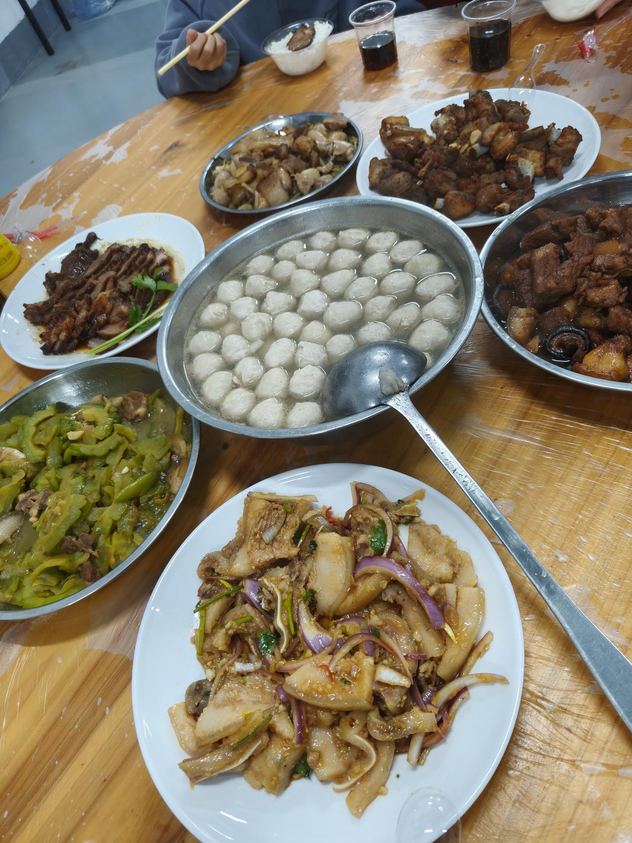 你们猜这是哪里的饭菜，看看谁能猜的准，小提示是没有辣椒，所有菜都没有放半个辣椒，