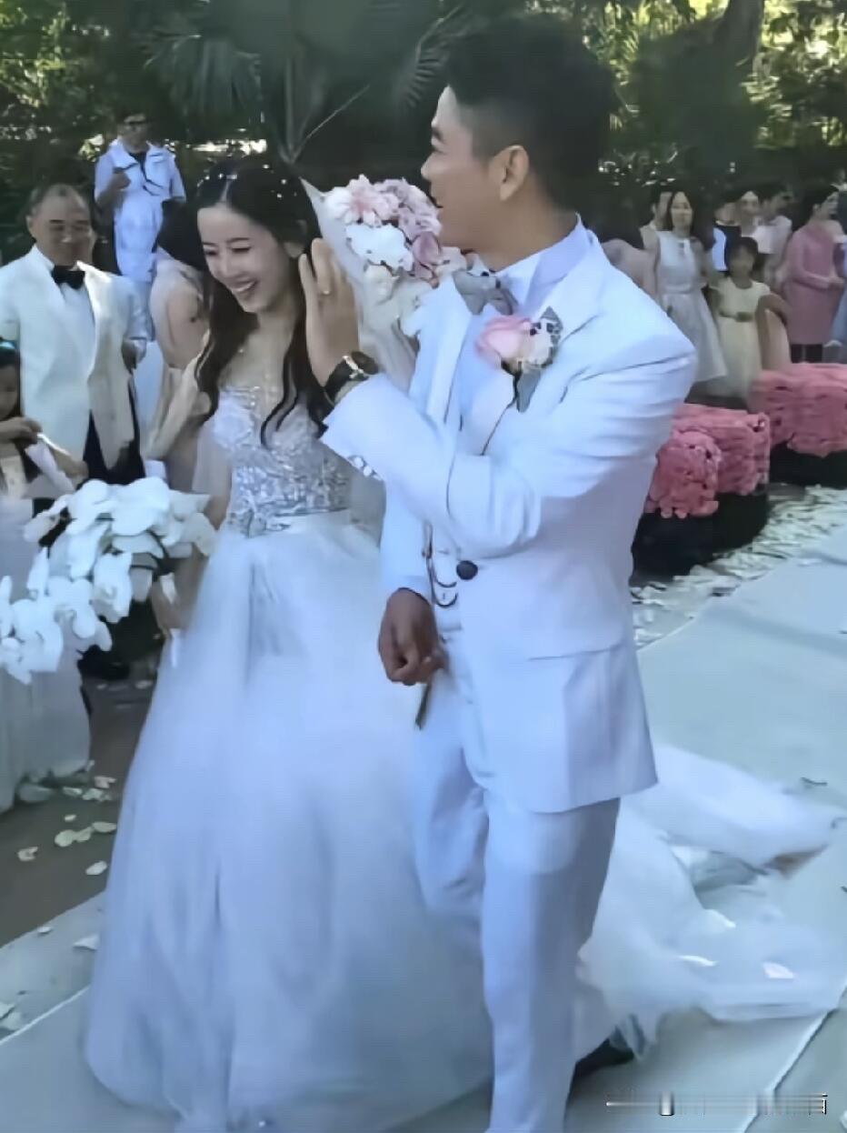 这是早些年章泽天和刘强东大婚时的情景，从章泽天的眼神和面部表情里可以看出，她是嫁