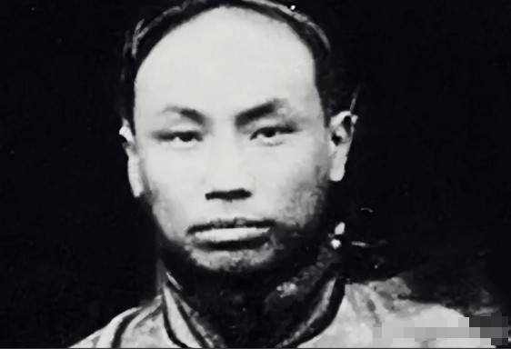 1970年，陈独秀58岁的女儿陈子美身绑5个空油桶，带着小儿子偷渡香港