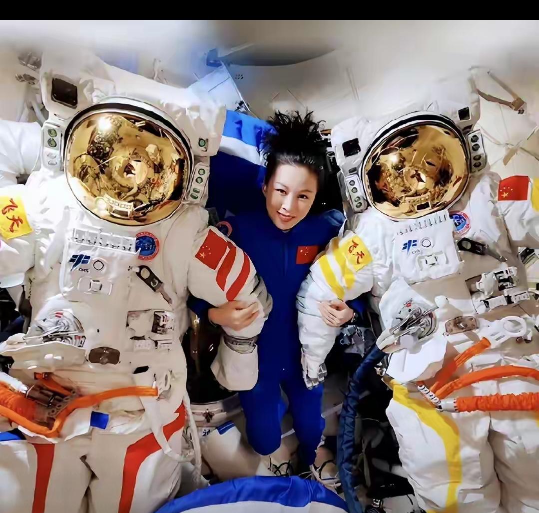 别以为神舟二十号带回3000万航天服是多此一举，这波操作藏着中国航天的“长远算计