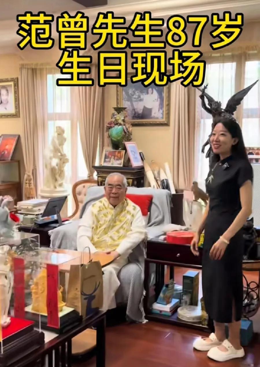 范曾87岁生日，妻子徐萌在家陪伴，朋友上门庆生送花，范老先生毕竟年龄大了，行动多