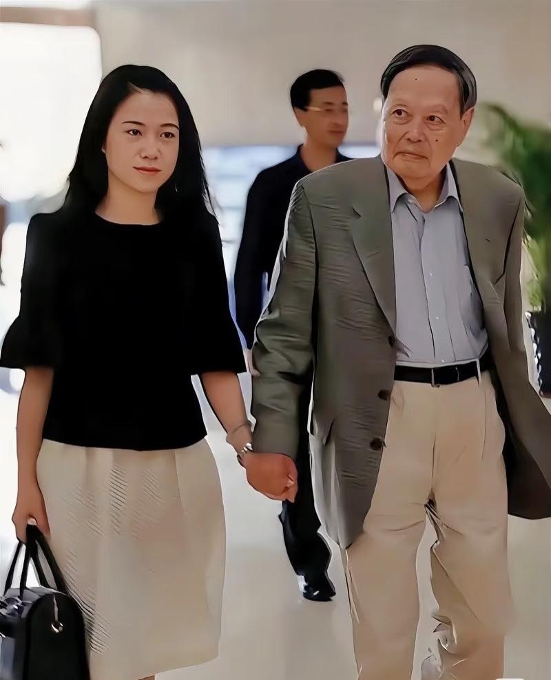 之前总跟着网上的声音瞎琢磨，觉得翁女士和先生的感情要么复杂要么肤浅，现在想