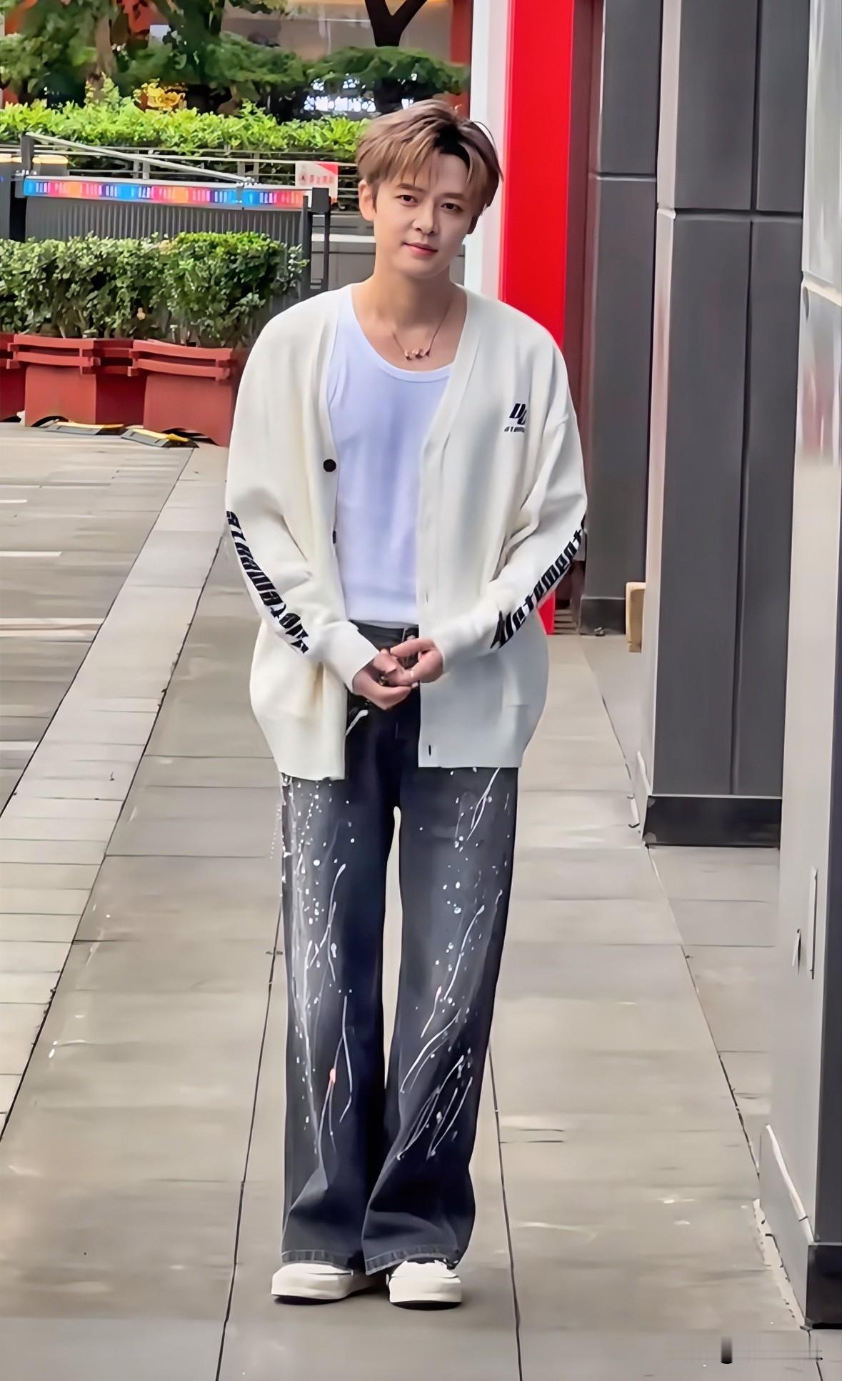 付辛博生图状态太能打，快40岁看着还像少年街头偶遇付辛博，一身白色针织开衫内搭白背心，搭配泼墨款阔腿