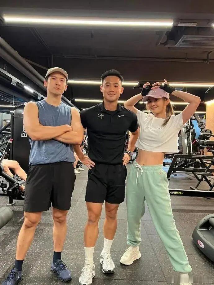 【蔡卓妍林俊贤年龄差10岁】蔡卓妍林俊贤恋情时间线4月28日，发文宣布结婚，“