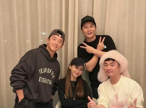 baby估计着急了邓超投资五哈，赚了不少钱，带着儿子看nba，一个座位就十几万