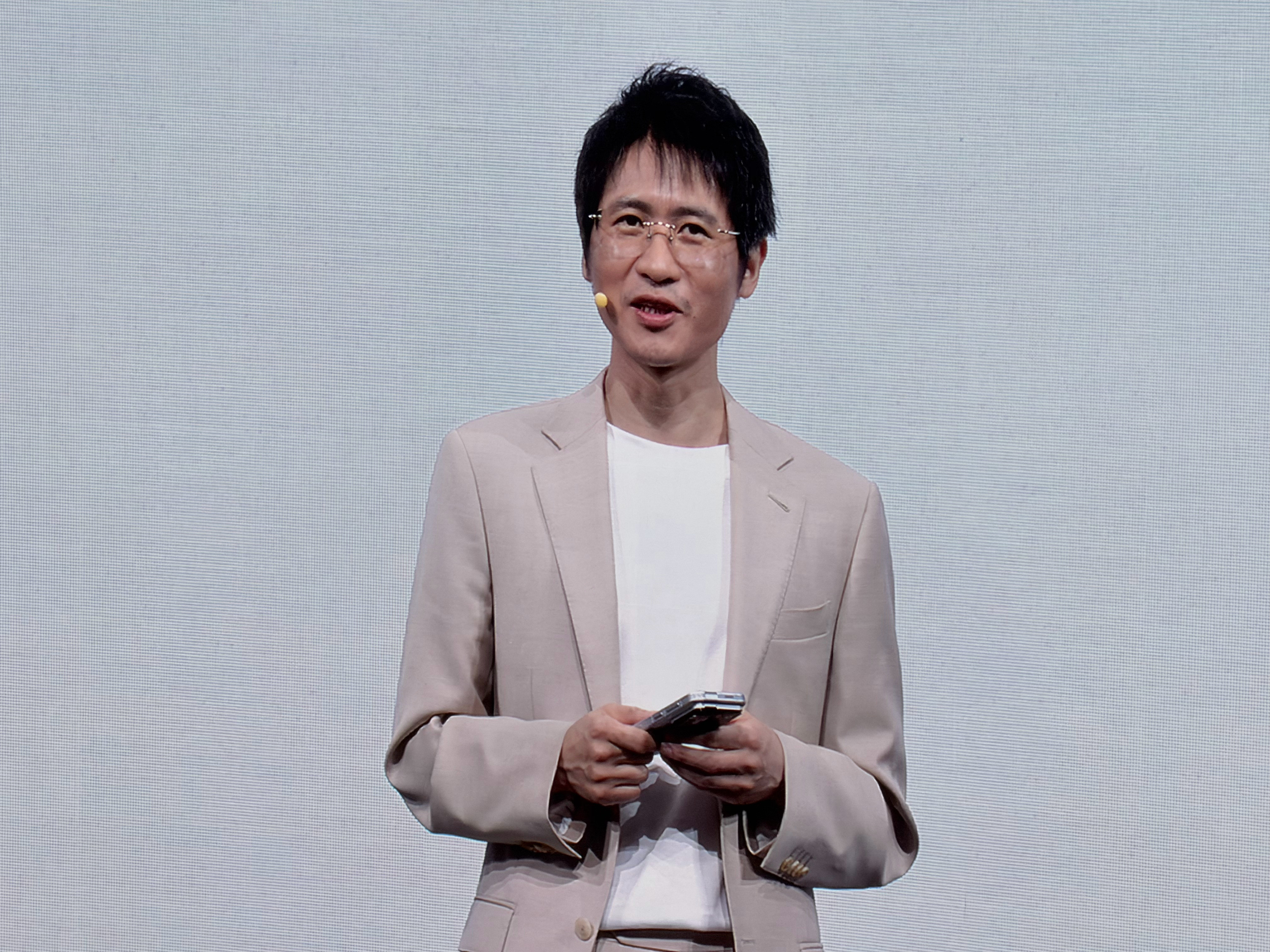 新物种荣耀RobotPhone售价出来了：12GB+512GB版本售价9999