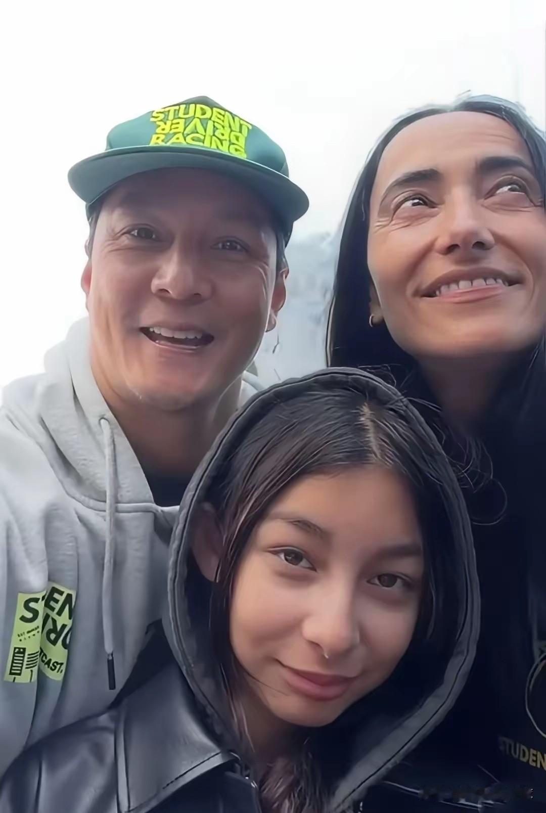 中秋节，吴彦祖晒出一家三口同框照，13岁女儿罕见公开正面照。52岁的吴彦祖戴
