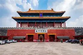 北京热门博物馆出现了一个奇怪现象：免费票一票难求，收费票却随时能买。很多人发现，