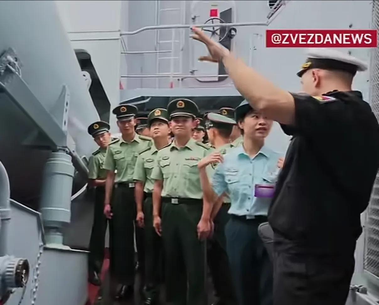 中国海军登上万吨级巡洋舰瓦良格号，表情亮了，画面感极强7月8日，在山东青岛的