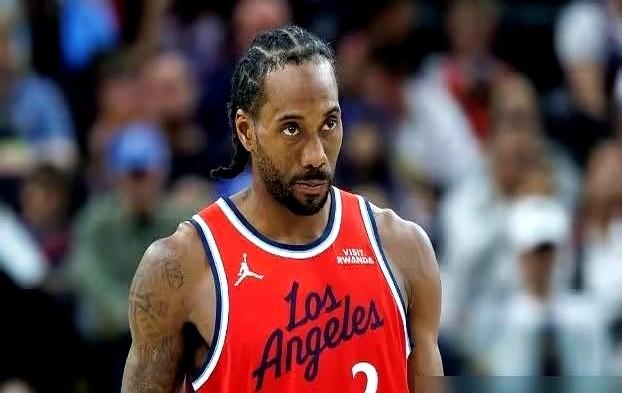 又白打了！伦纳德这数据都没赢。快船打鹈鹕，小卡刚伤愈复出，半场不到就砍下25