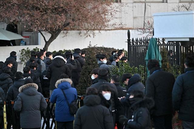 韩国真奇葩! 对现任总统发出逮捕令, 法院与总统警卫打起来了