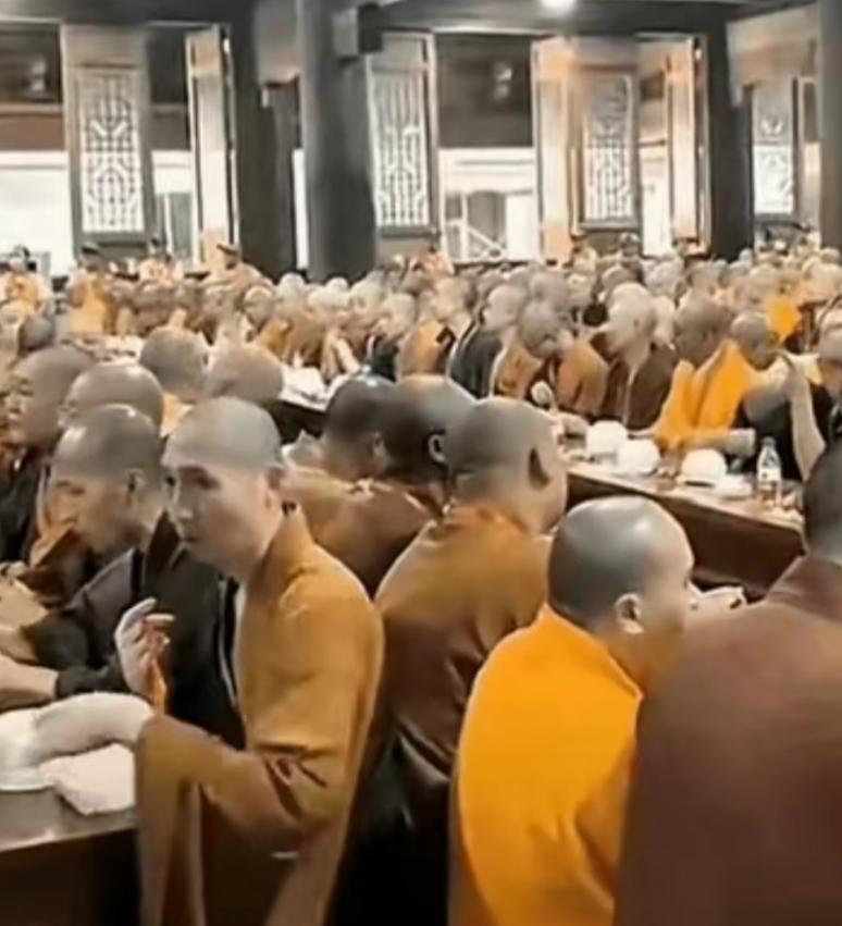 一个寺庙这么多和尚吃饭，他们不工作，不种粮，不服兵役，如果哪一天没有了香火供奉，